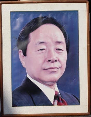 146 [정치자료]  [김영삼] 前 대통령 의 대형 사진