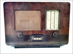 오래 된 진공관 라디오    서-9
