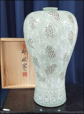 [해강 유근형]  대형 청자 포도문 매병 (45.5cm)        서--12